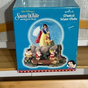 Hallmark Snow White Musical Water Globe